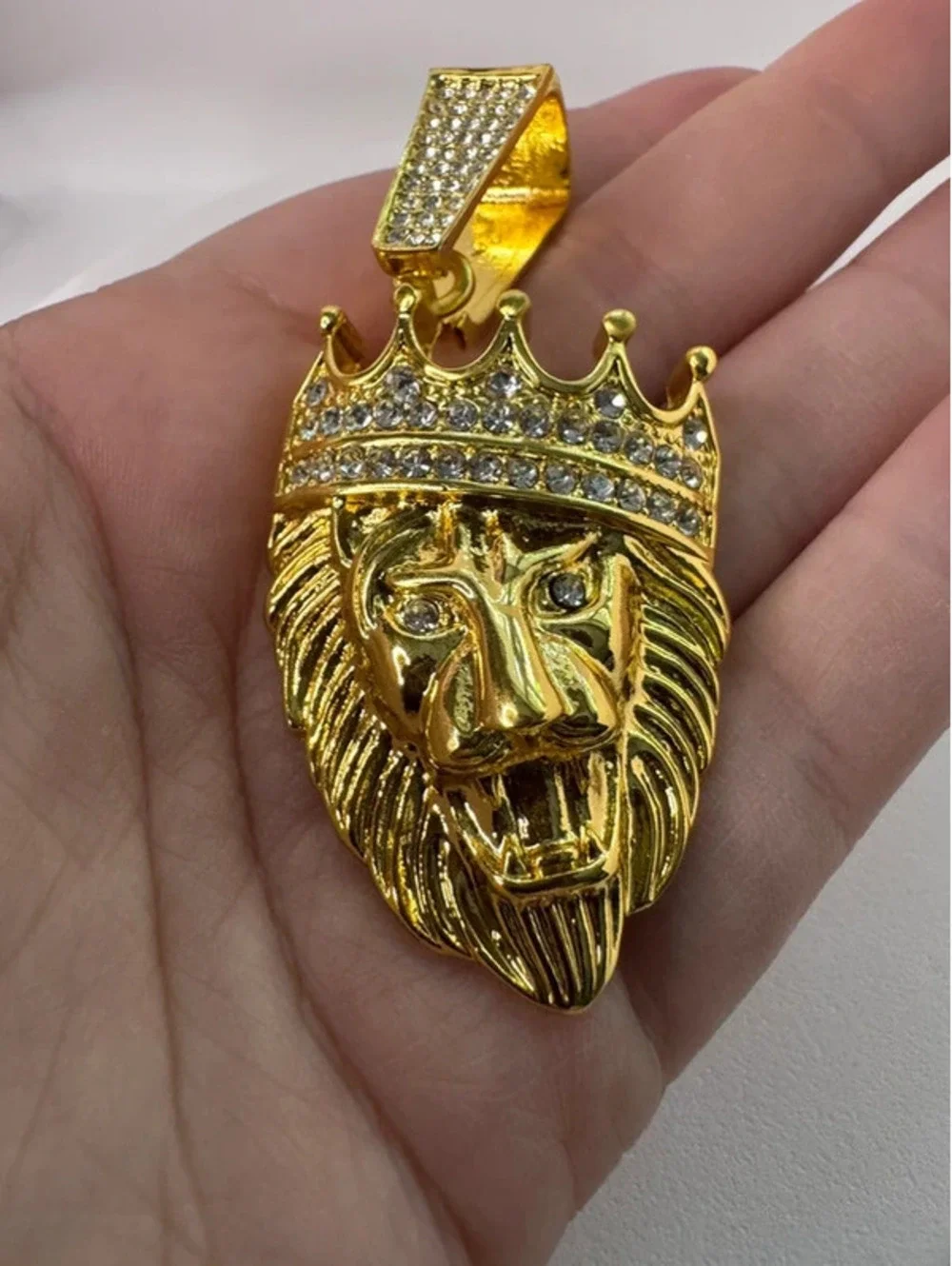 Hefty lion pendant